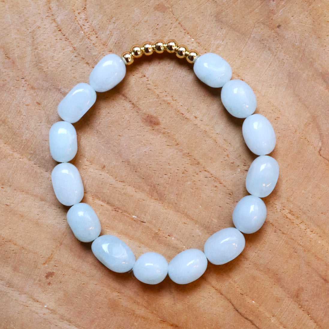 Armband glaskralen lichtblauw met goud