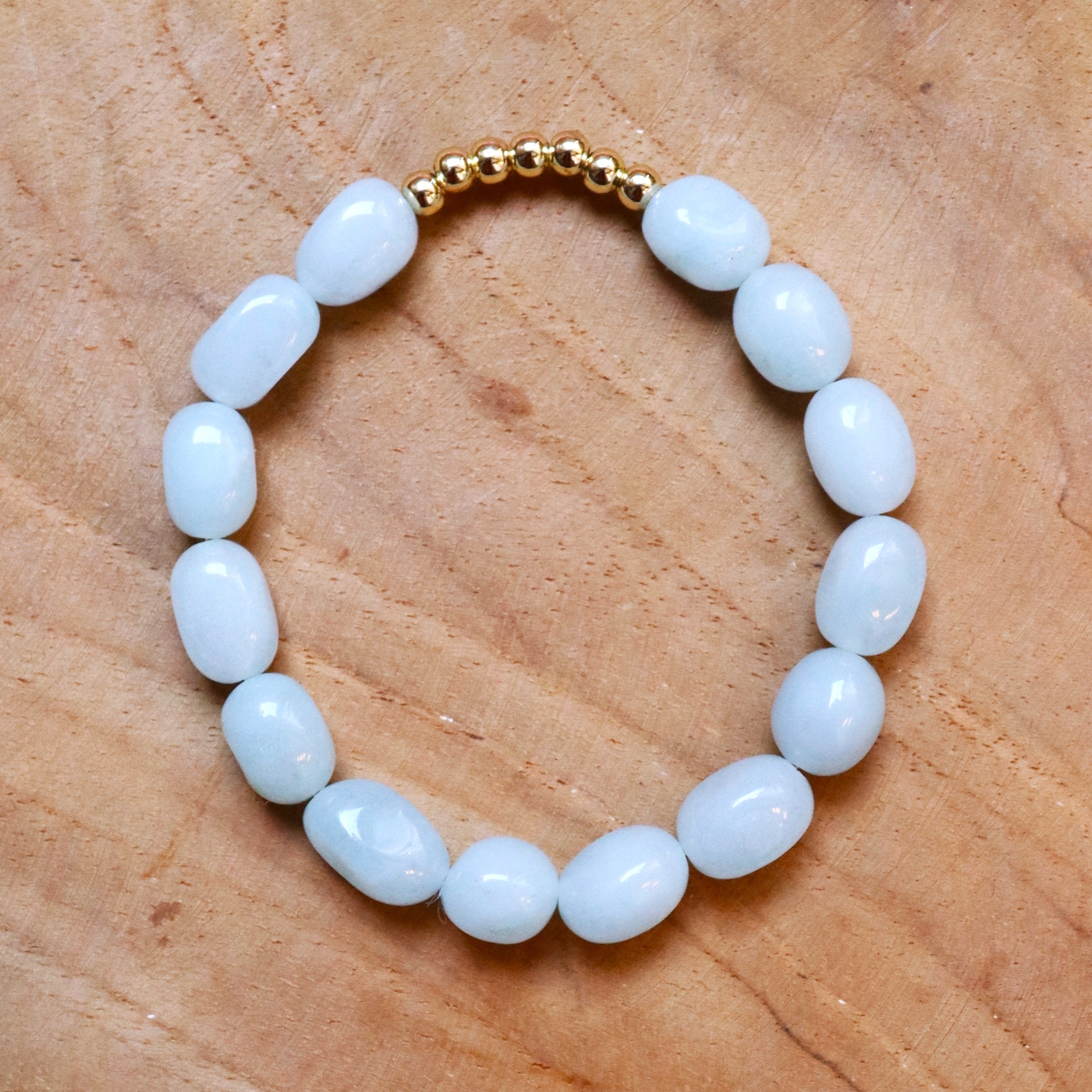 Armband glaskralen lichtblauw met goud