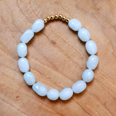 Armband glaskralen lichtblauw met goud