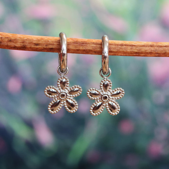 Stainless steel oorbellen met bloemetje zilver