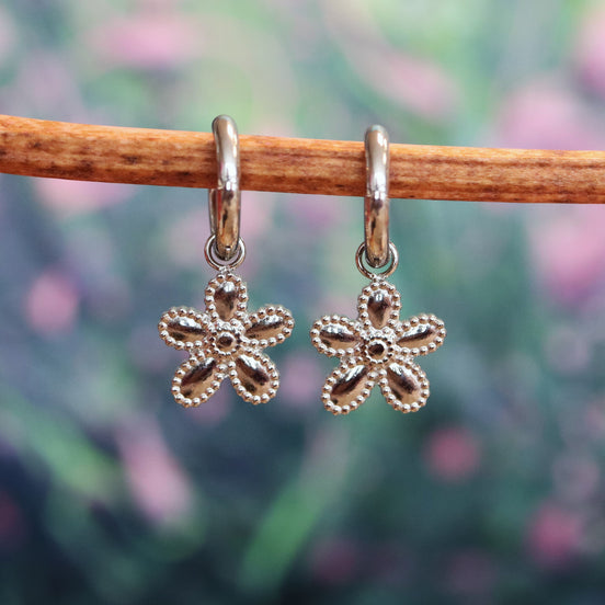 Stainless steel oorbellen met bloemetje zilver