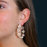 Statement oorbellen goud - oorringen met facetbloemen wit