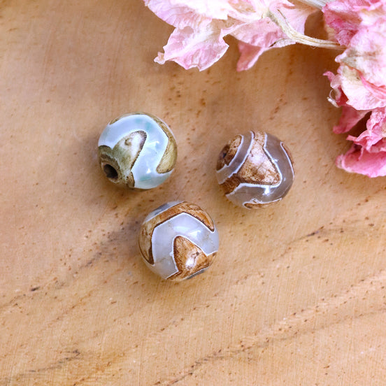 Bead brown - Tibetan with teal print round