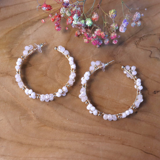 Statement oorbellen goud - oorringen met facetbloemen wit