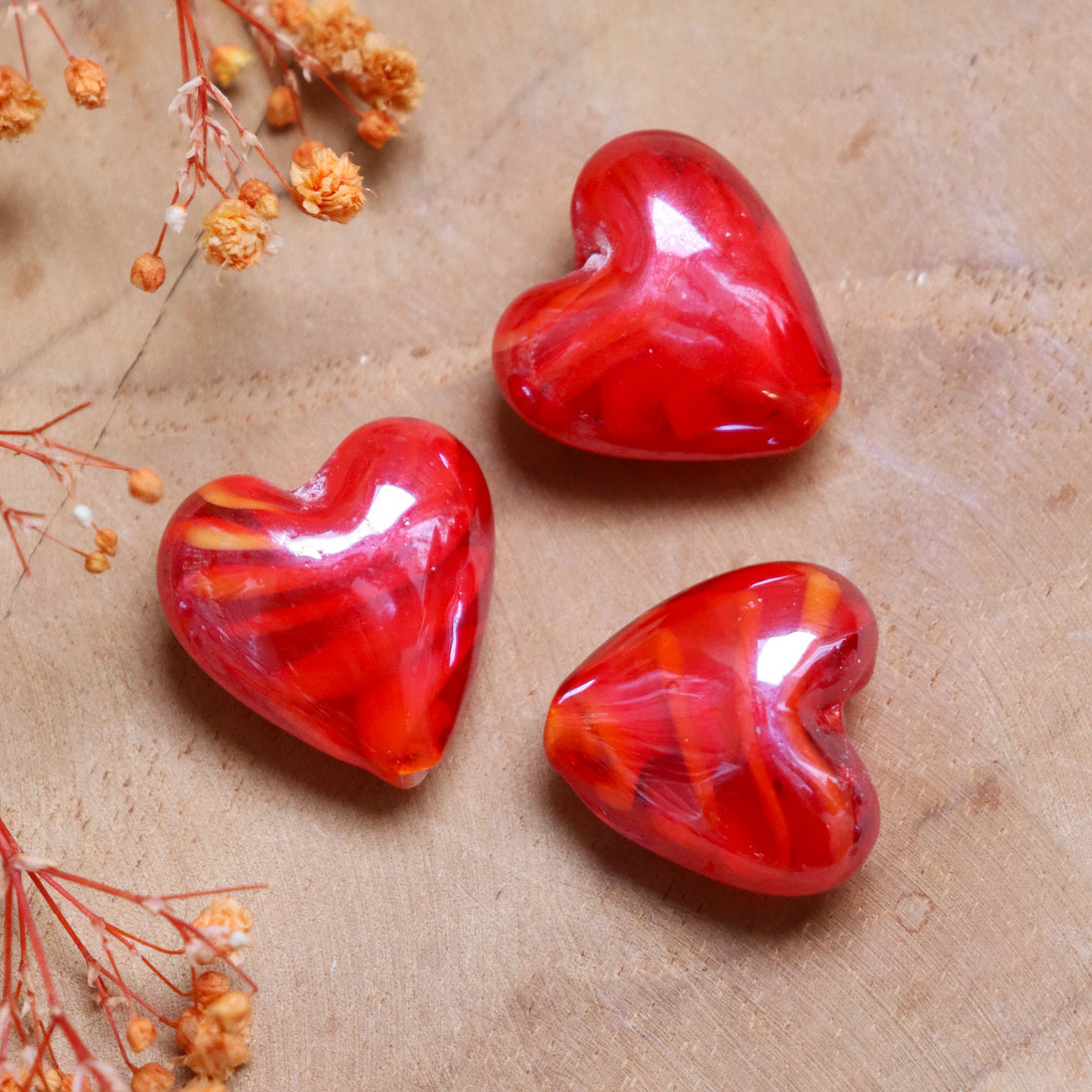 Kraal rood - lampwork hart swirl effect