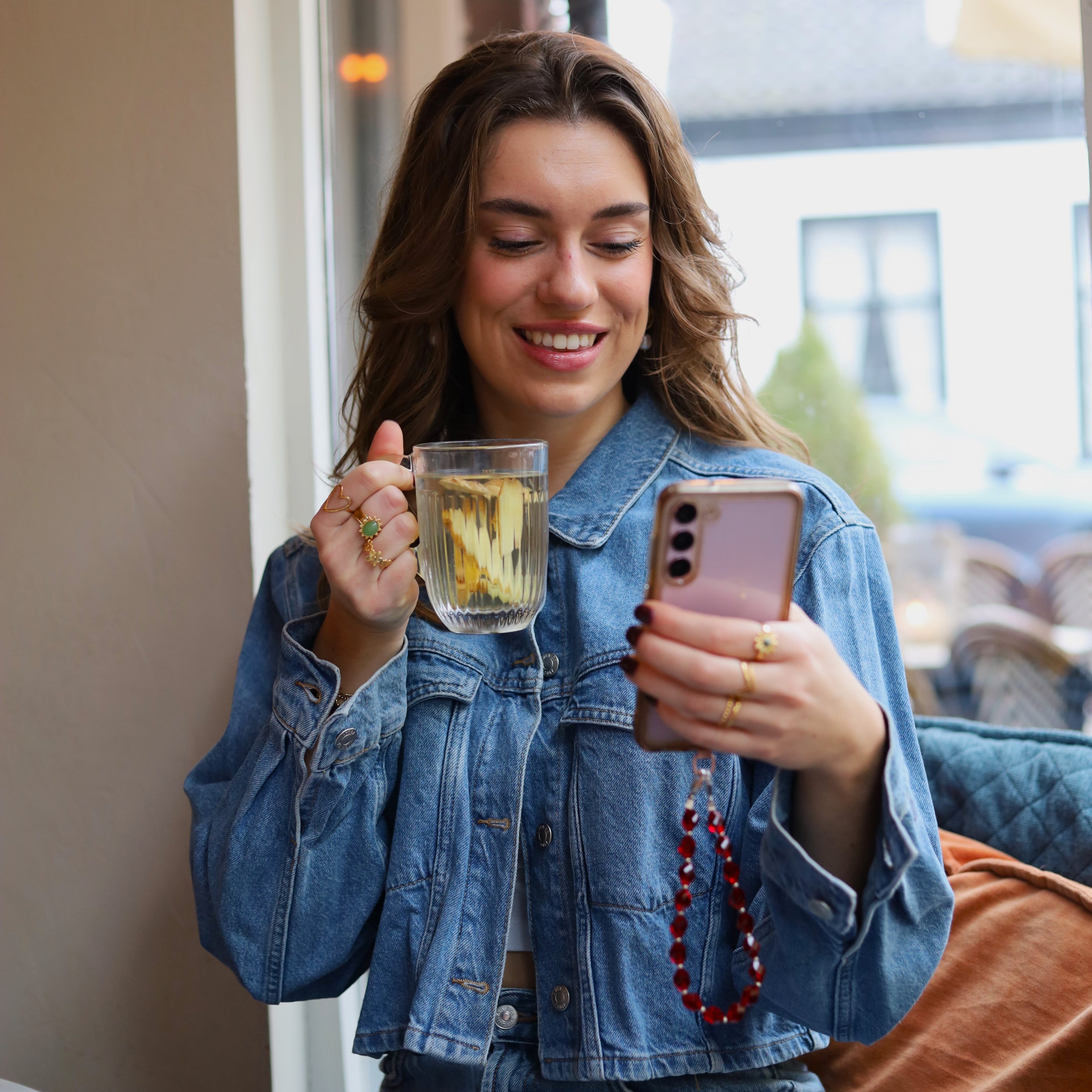 Telefoonkoord - rode glaskralen zilver