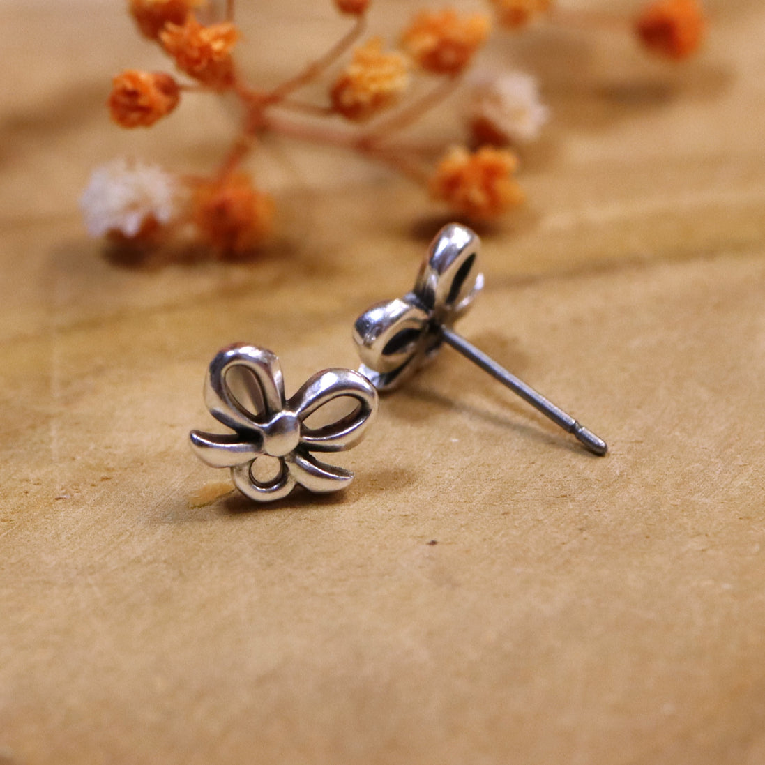 DQ silver bow stud
