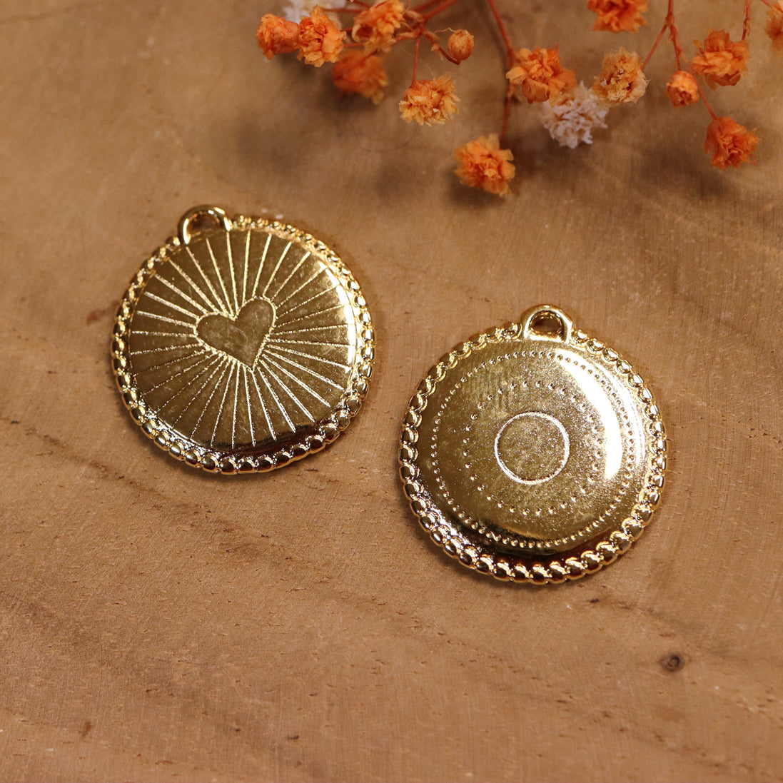 DQ GOLD round charm with heart