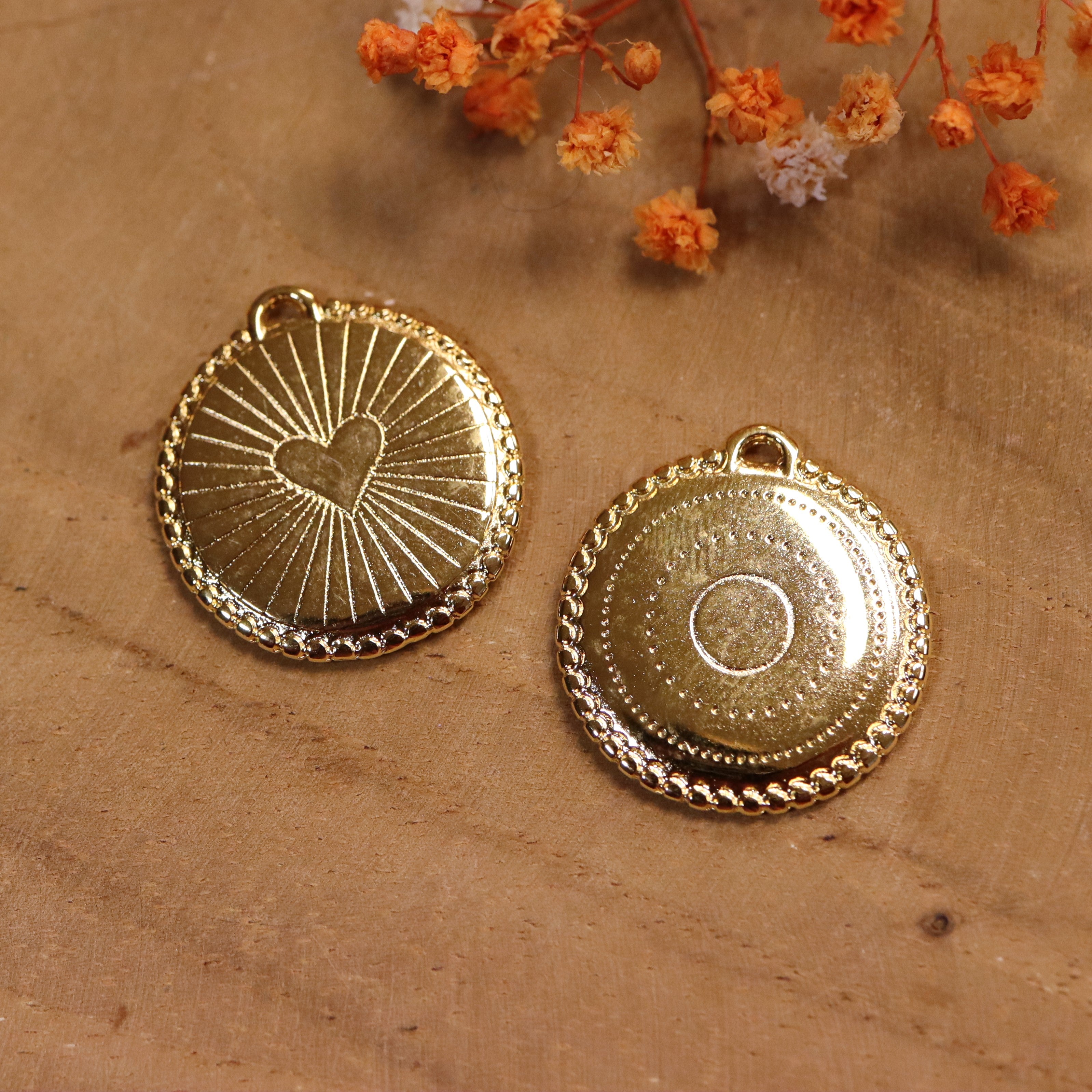 DQ GOLD round charm with heart