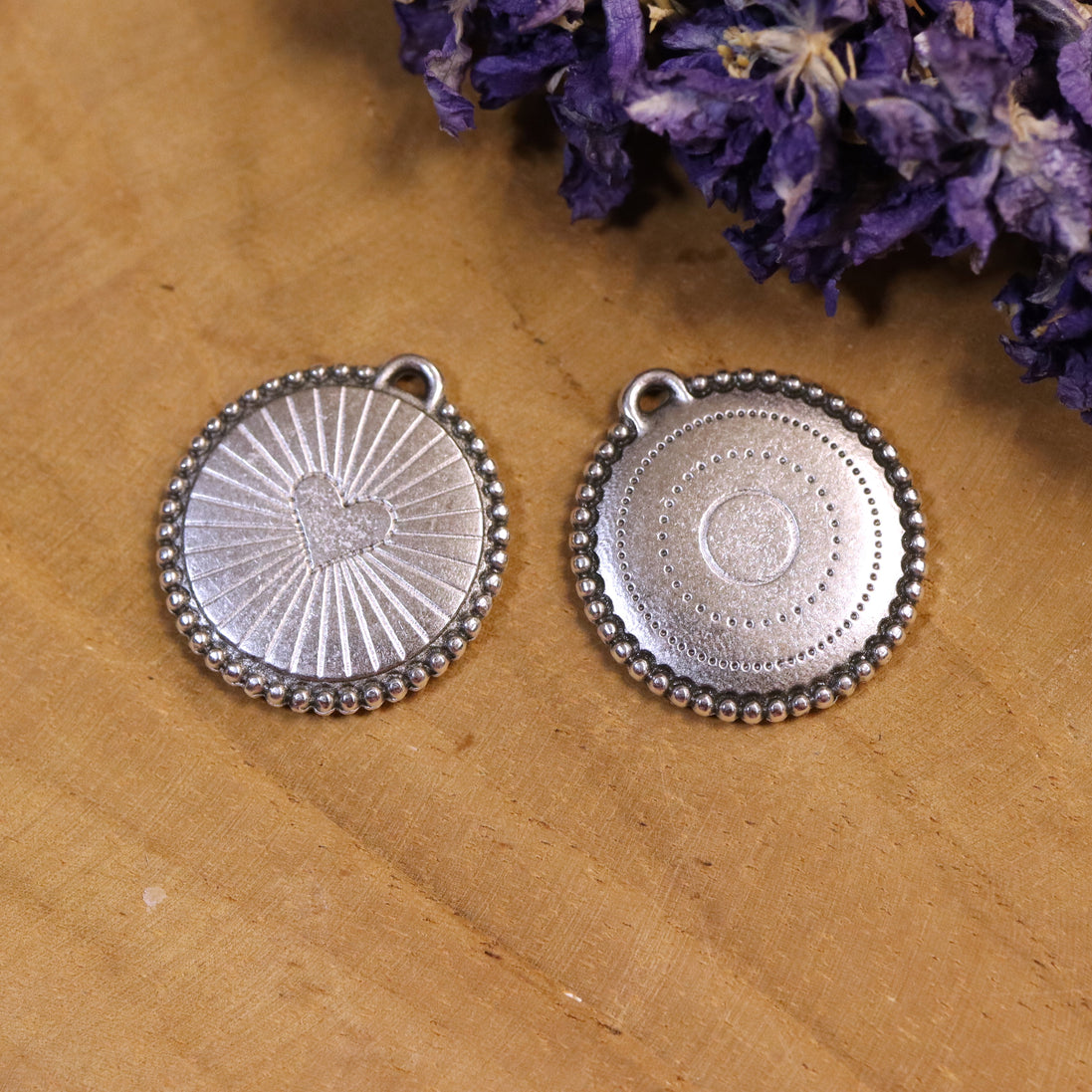DQ silver pendant round with heart