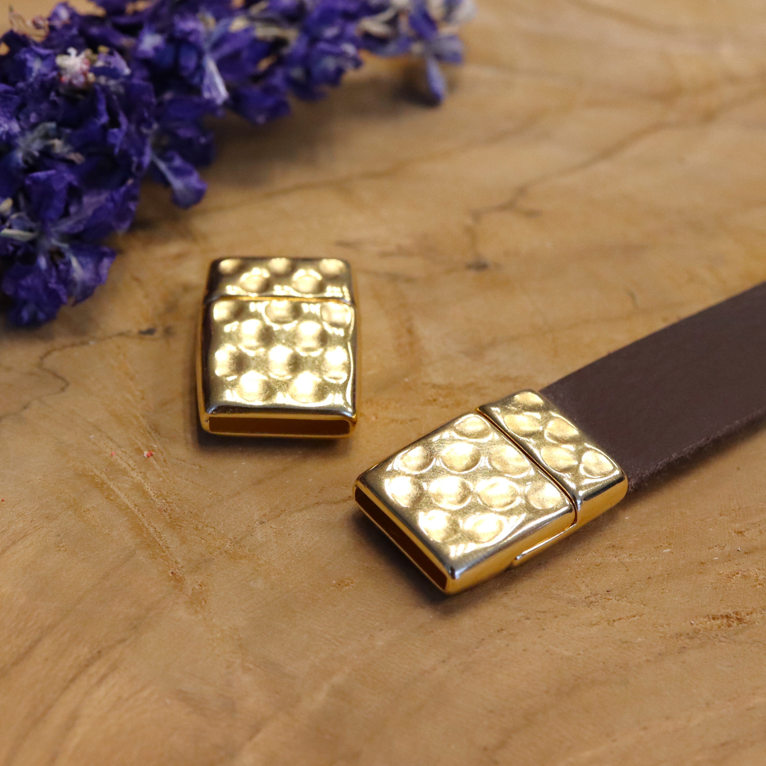 Flat leather 15mm magnetic closure hammered DQ GOLD