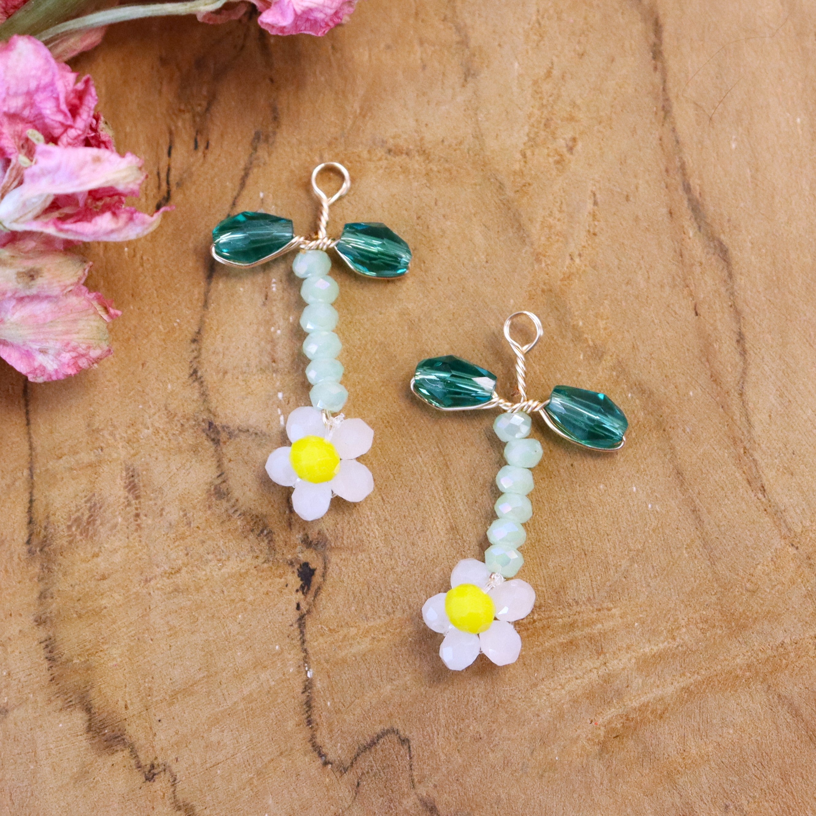 Charm Bead Blume - weiß mit grünen Blättern