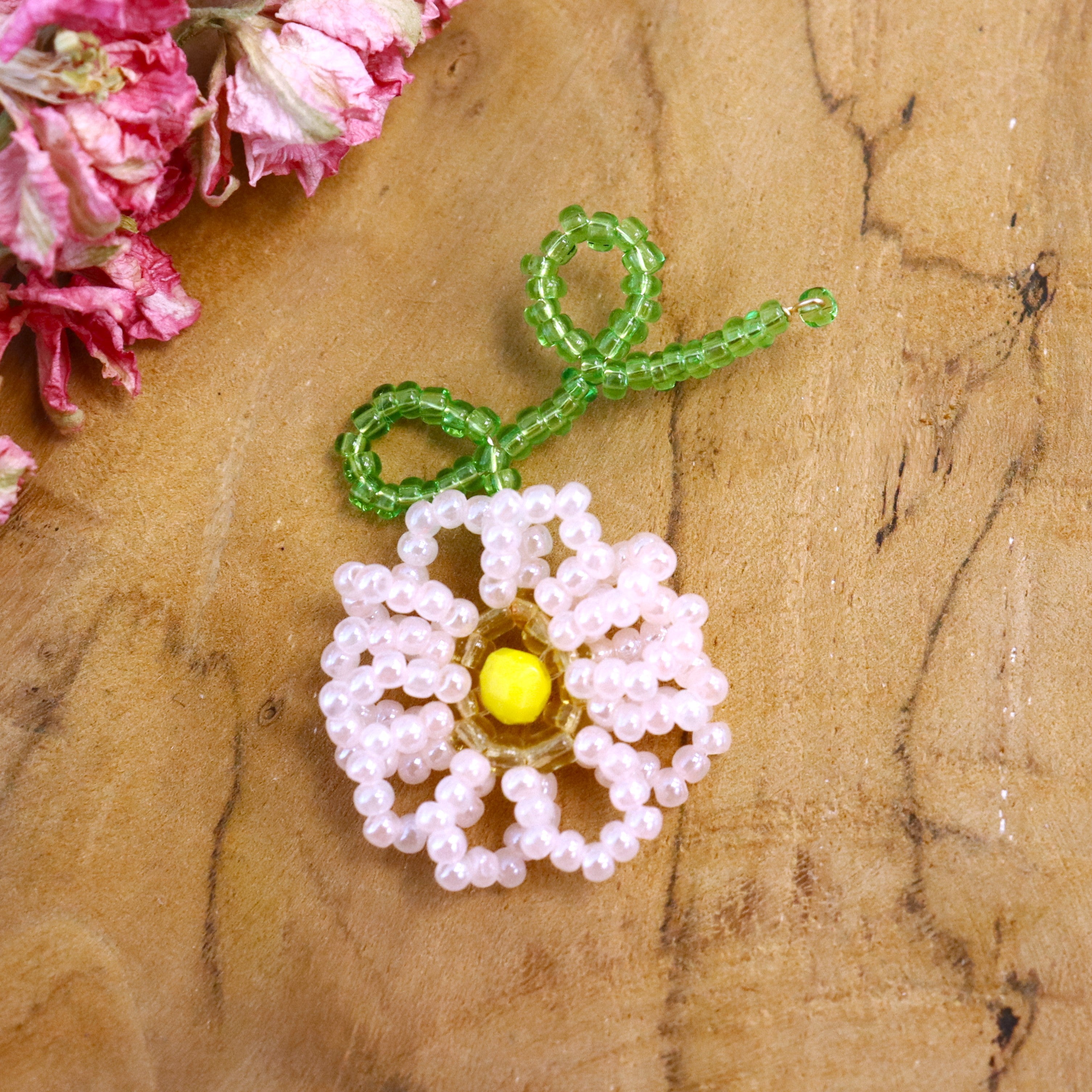 Charm Perle Blume - rosa Blume mit gelbem Herz