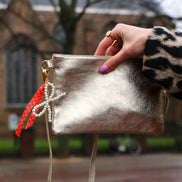 Bag charm - parelstrik met lint