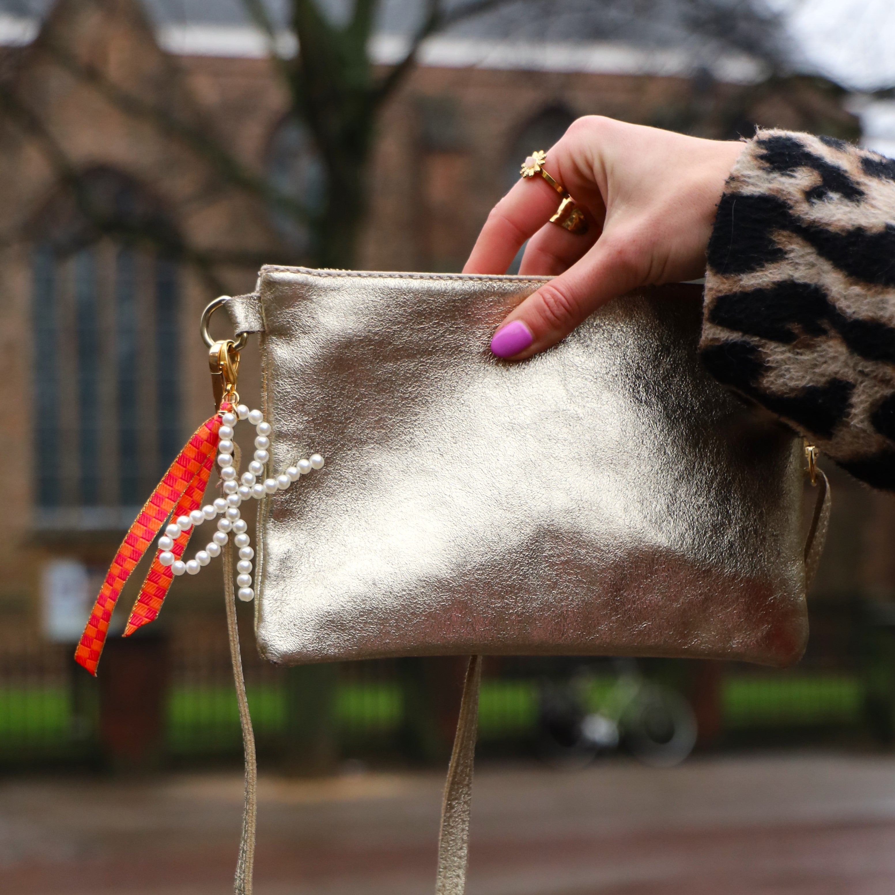 Bag charm - parelstrik met lint