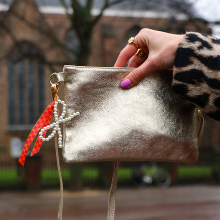 Bag charm - parelstrik met lint