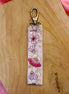 Sleutelhanger - crème met roze en paarse bloemen
