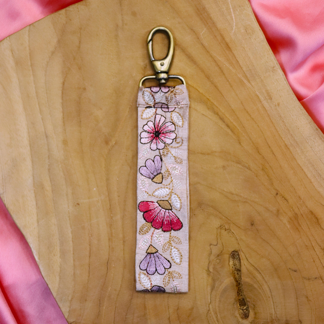 Sleutelhanger - crème met roze en paarse bloemen