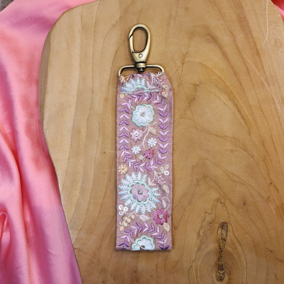 Sleutelhanger - lila met turquoise bloemen