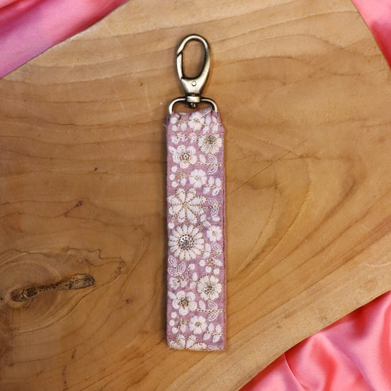 Sleutelhanger - lila met witte bloemetjes
