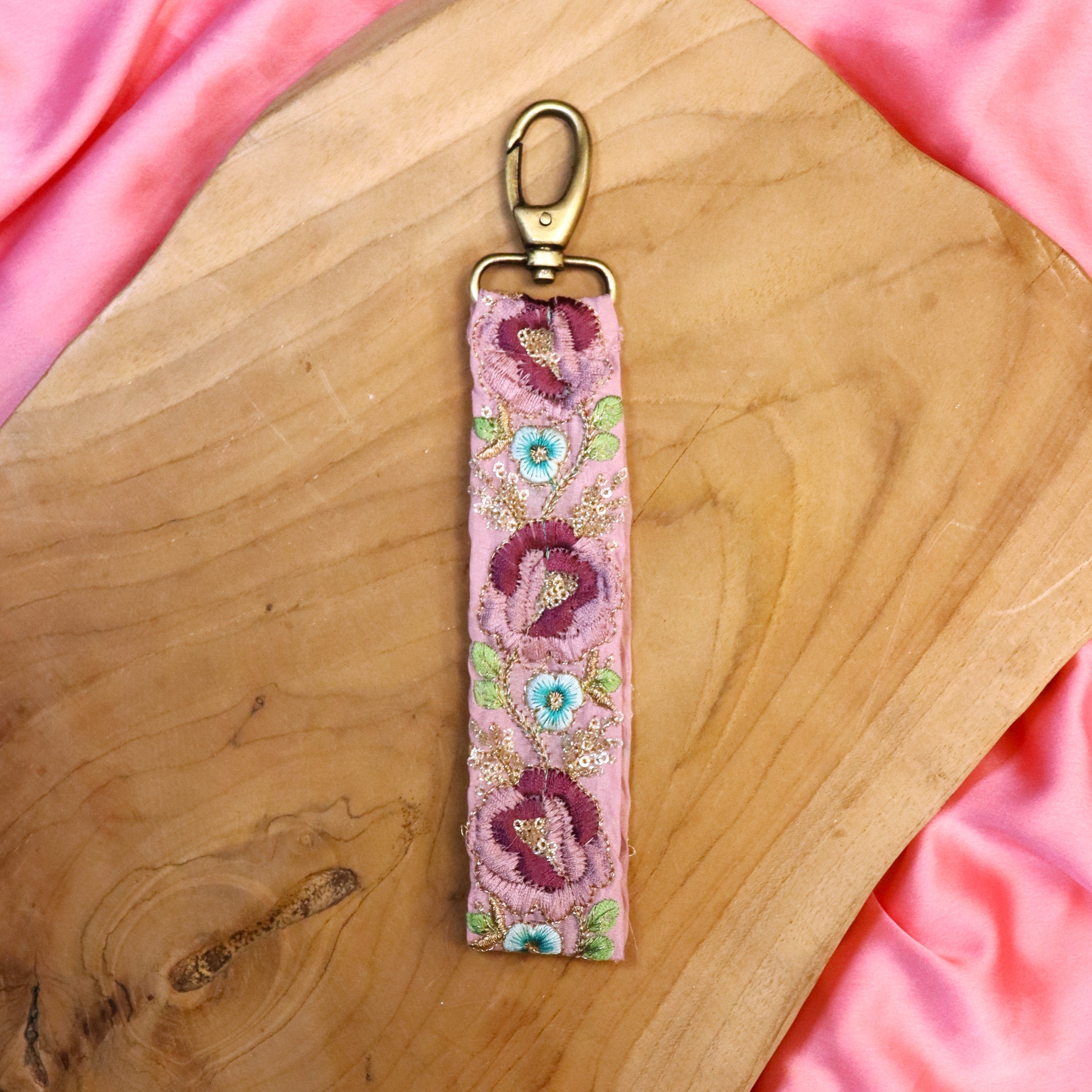 Sleutelhanger - roze met paarse borduursels