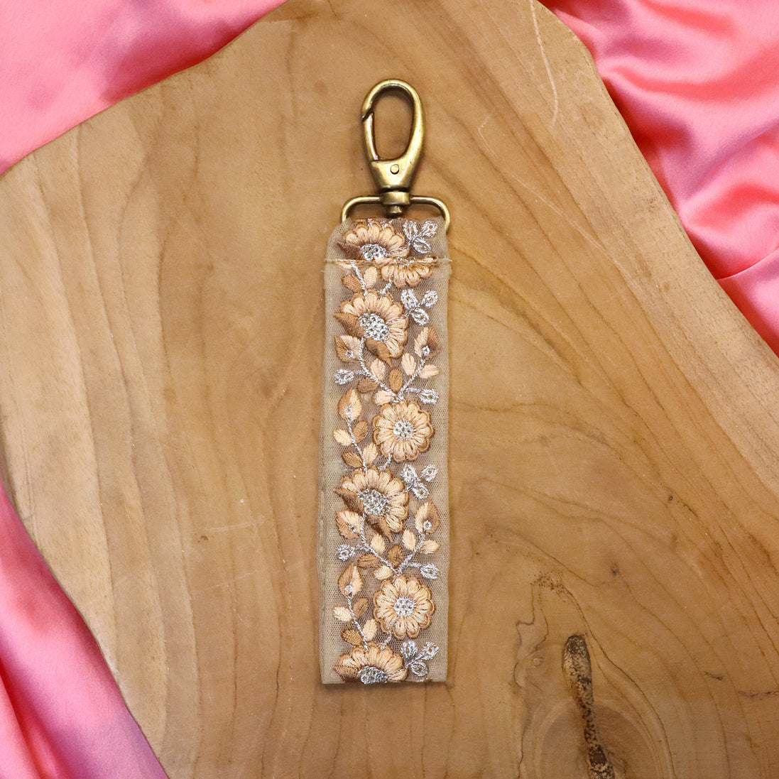 Sleutelhanger - zandkleur met lichtbruine bloemen