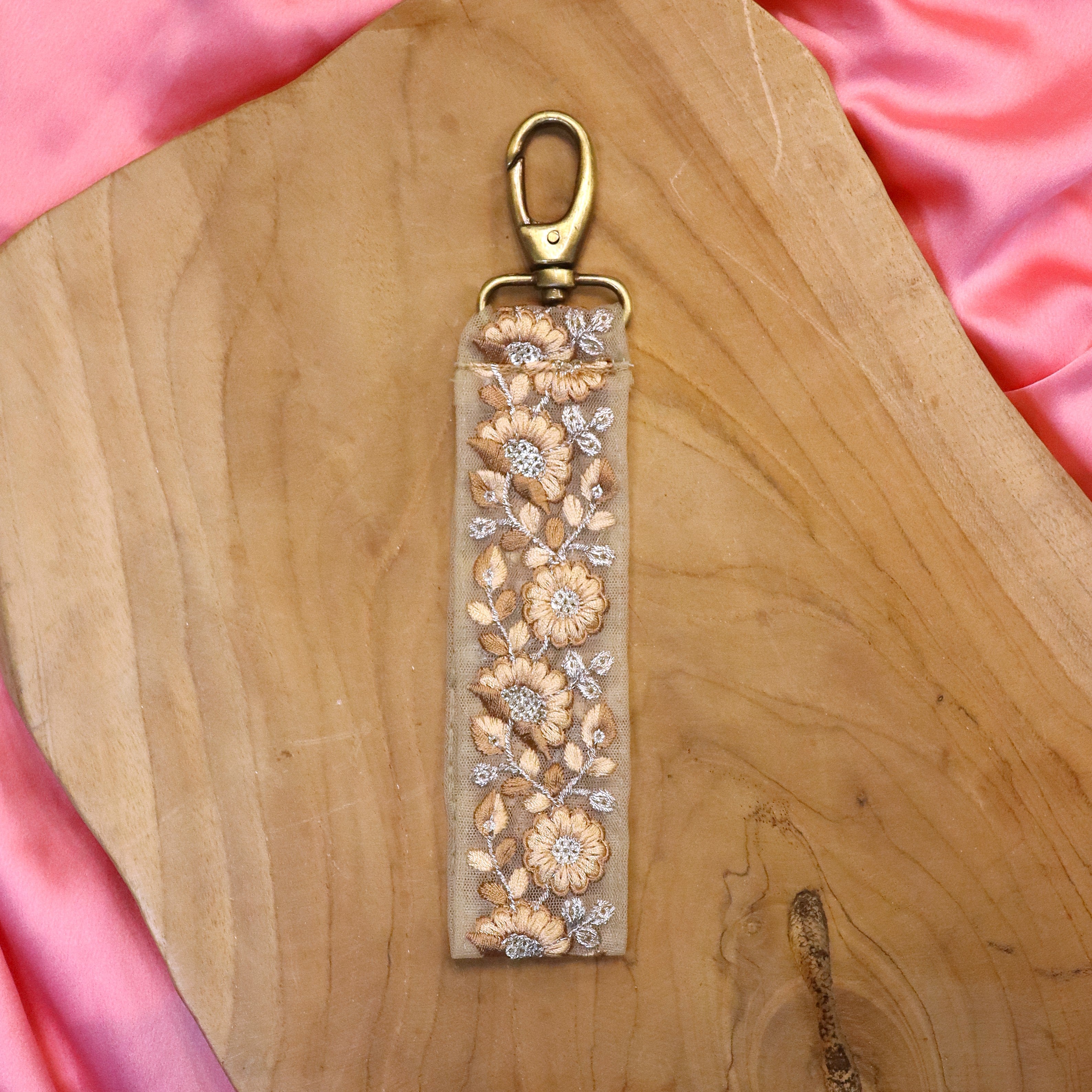 Sleutelhanger - zandkleur met lichtbruine bloemen