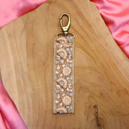 Sleutelhanger - zandkleur met lichtbruine bloemen