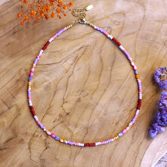 Kralenketting - paarstinten met schelpjes