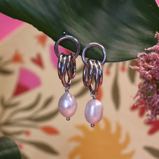 Stainless steel oorstekers met parel zilver