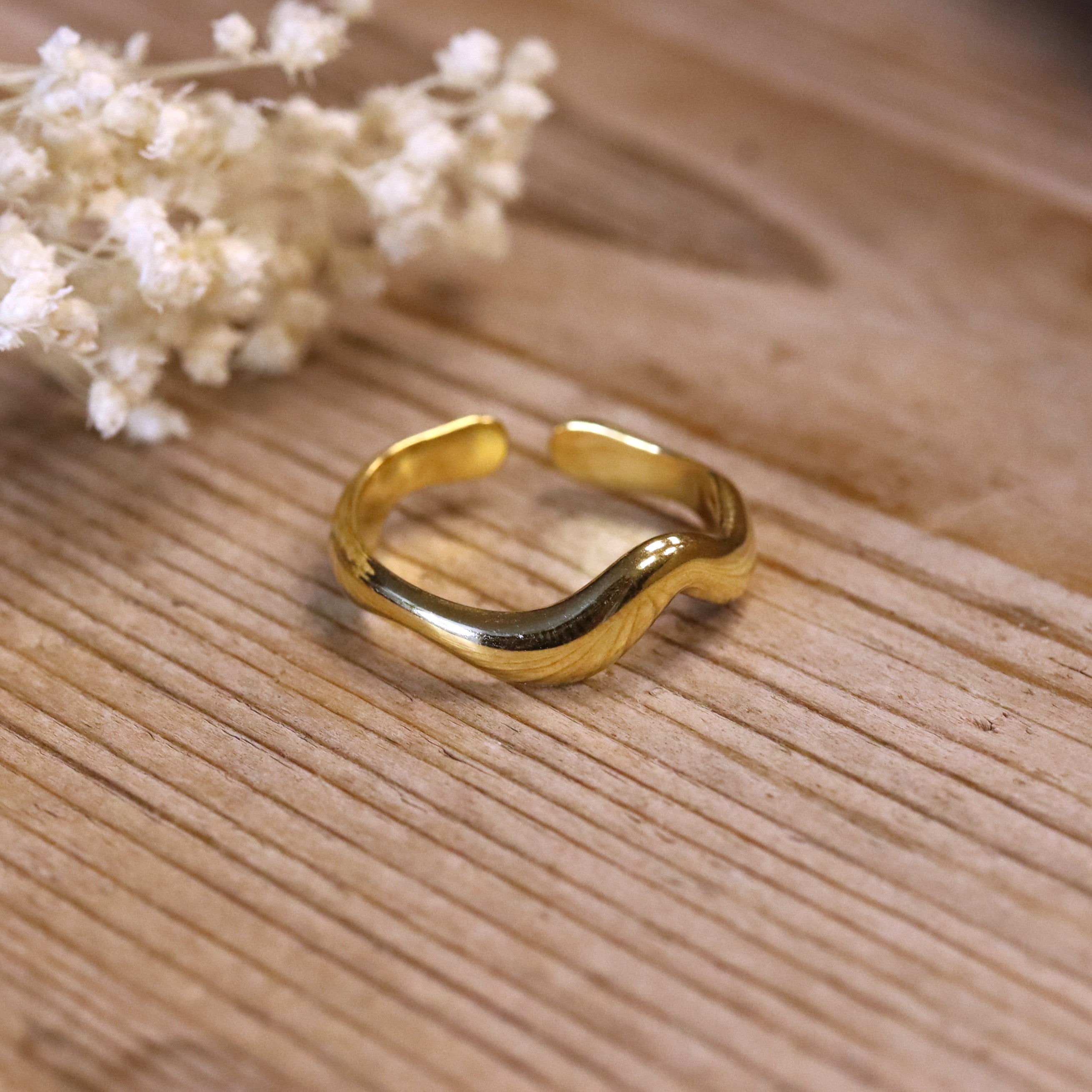 Stainless steel ring goud - sierlijke golf