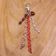 Bag charm - paars/bruin