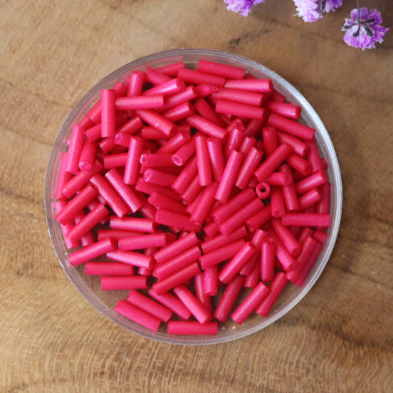 Bugle kralen matte fuchsia 5 gram