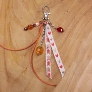 Bag charm - hartjeslint en  bruintinten