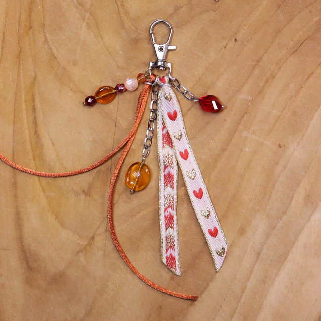 Bag charm - hartjeslint en  bruintinten