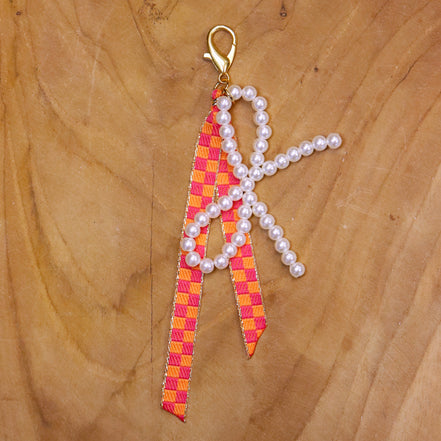 Bag charm - parelstrik met lint