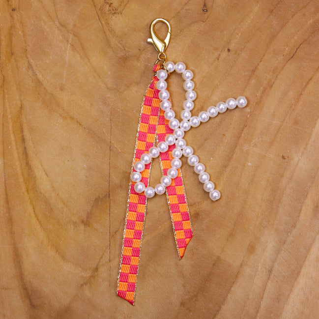Bag charm - parelstrik met lint