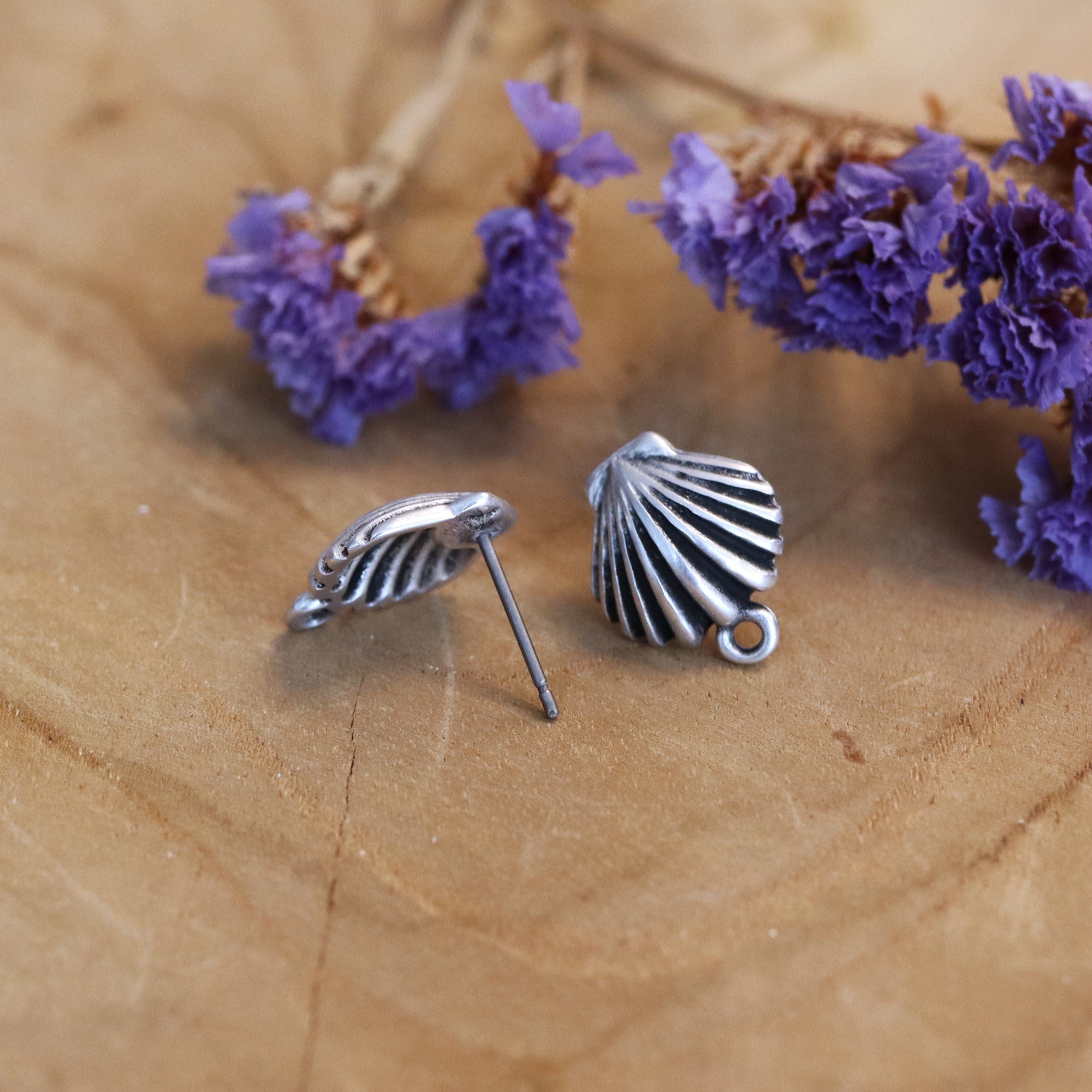 DQ silver shell stud with eye