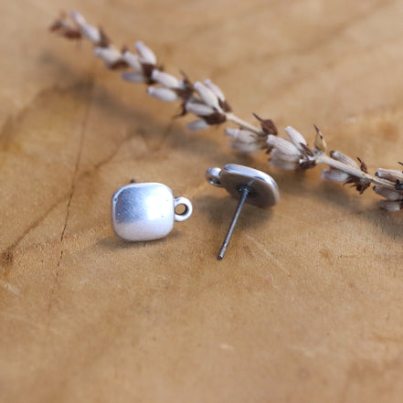 DQ silver square stud earring with eye