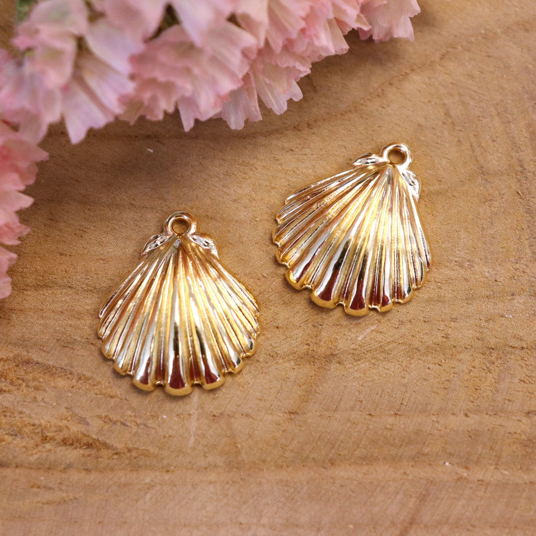 DQ GOLD shell charm 