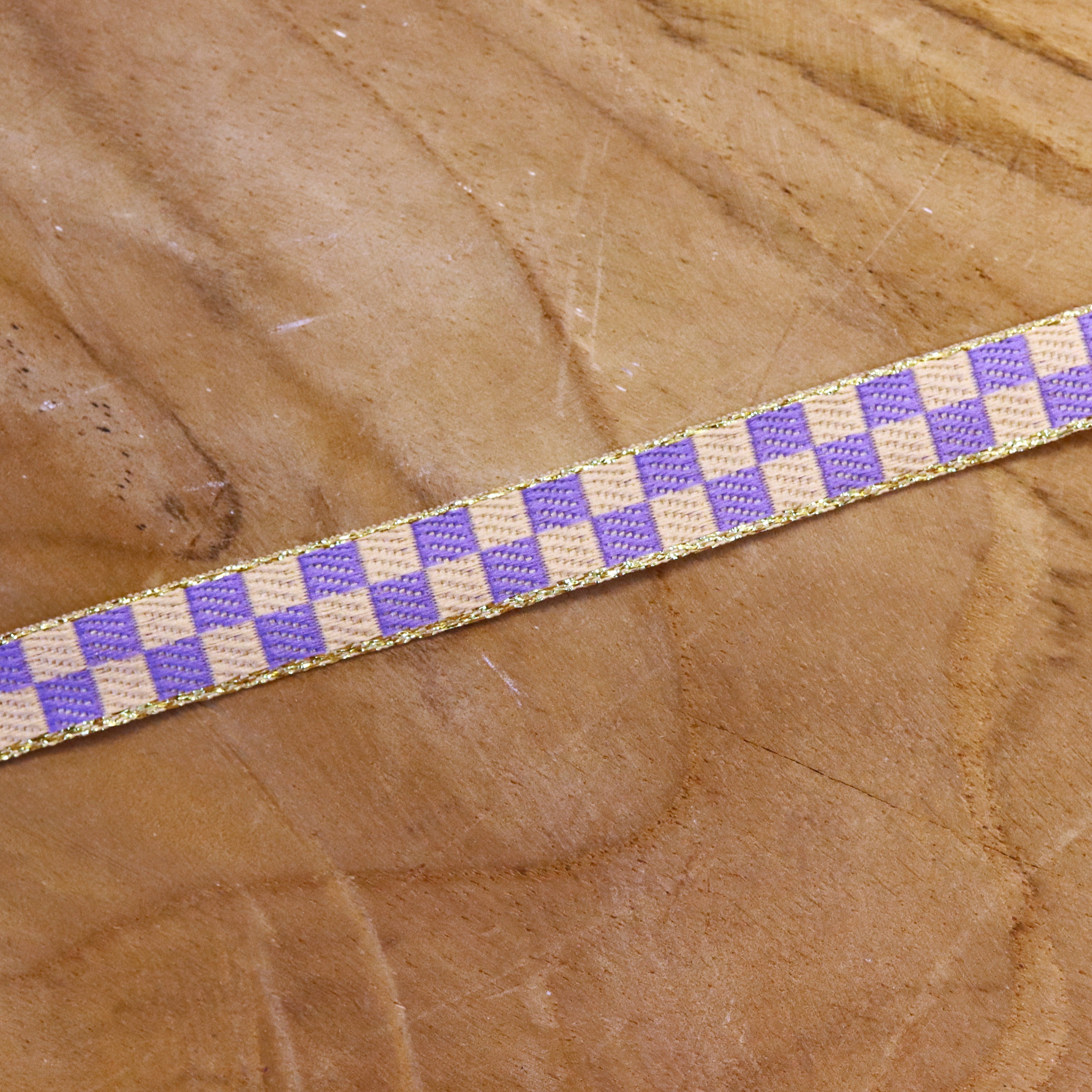 Ribbon cubes yellow-purple