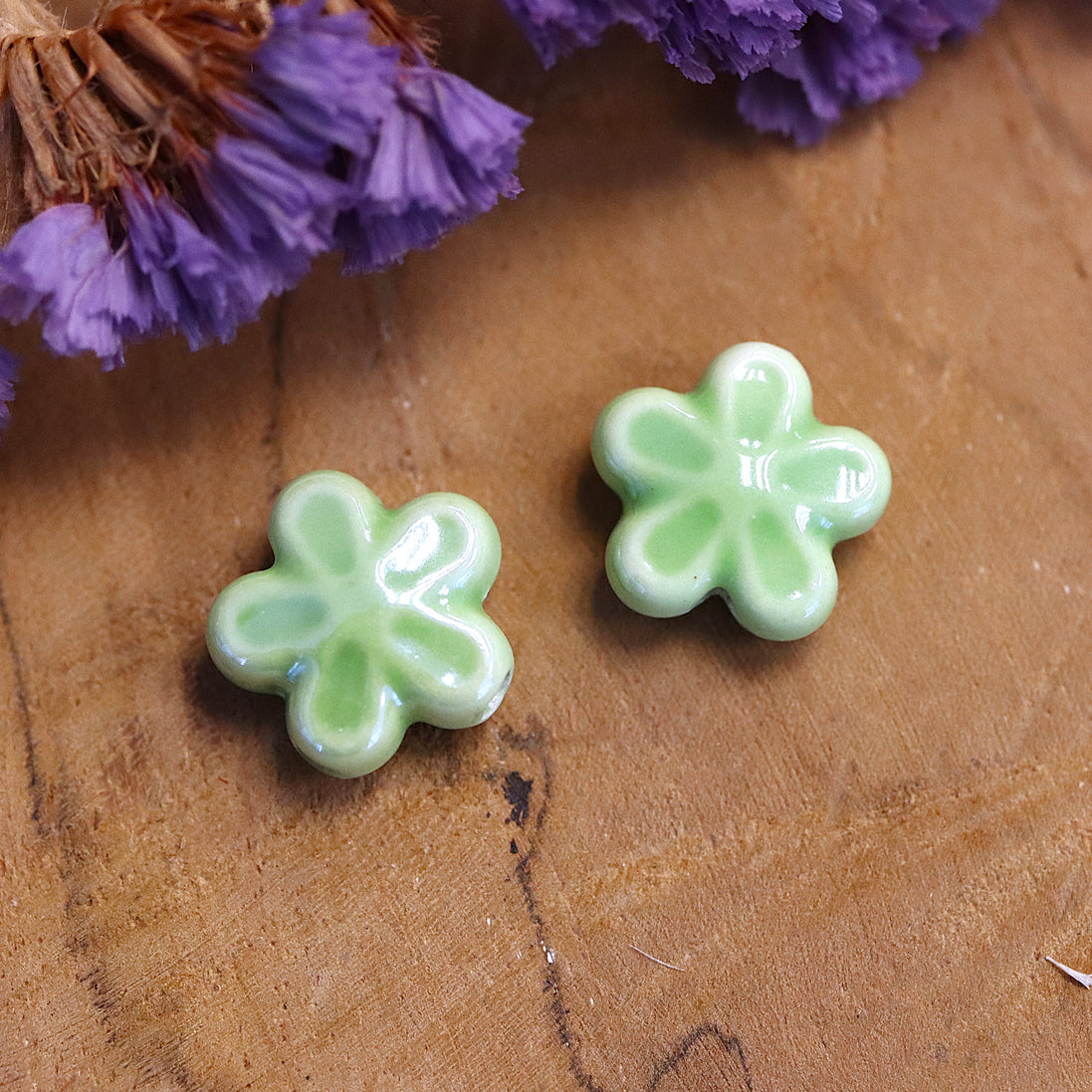 Bead green - ceramic flower