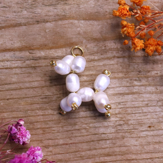 Handgemaakte bedel - ballonhondje van zoetwaterparels