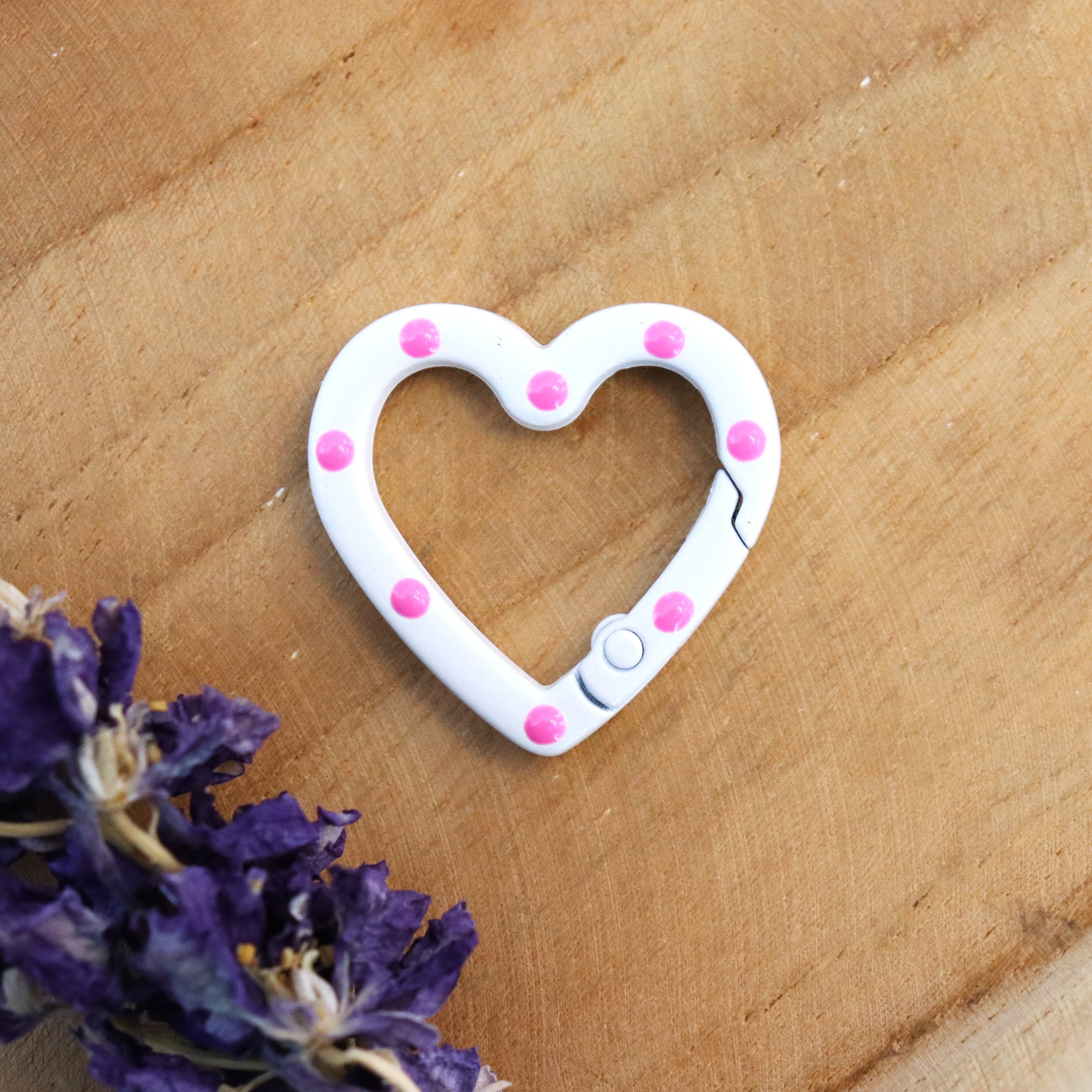 Sleutelhanger hart - wit met roze stippen