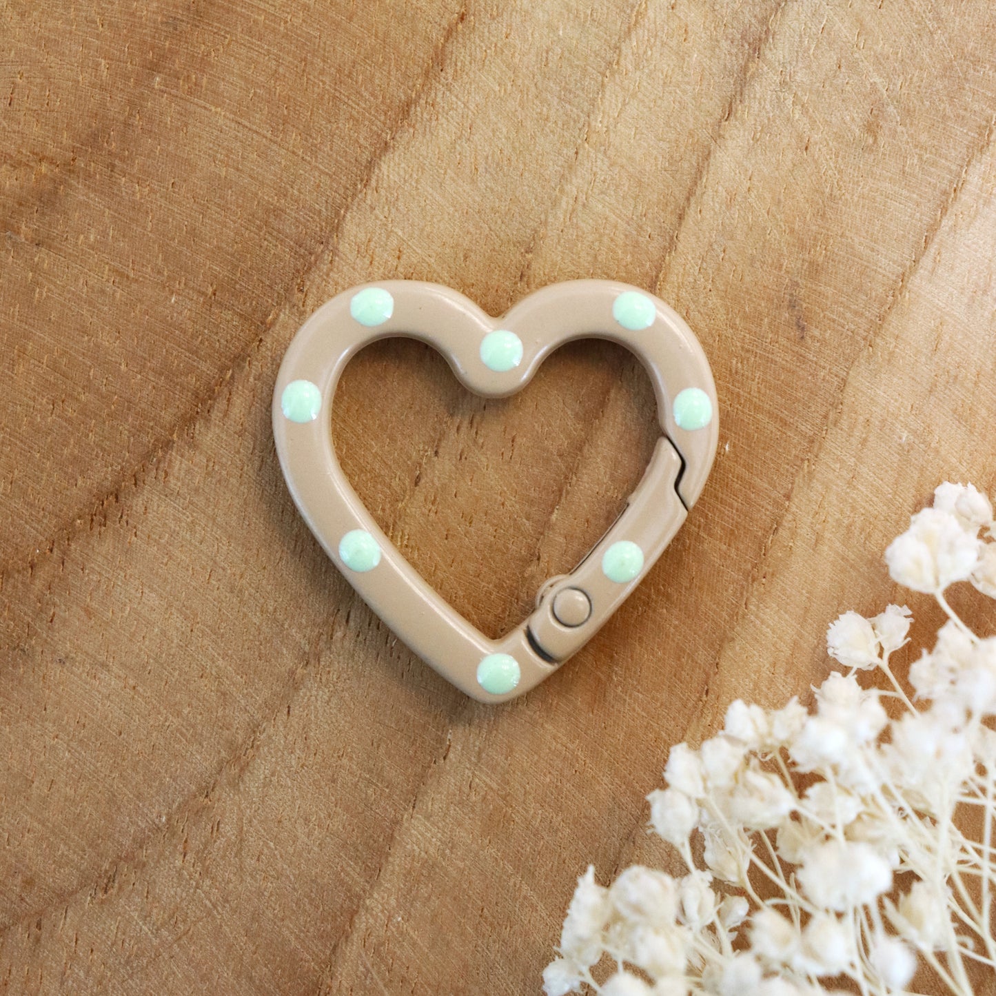 Schlüsselanhänger Herz - beige mit hellgrünen Punkten