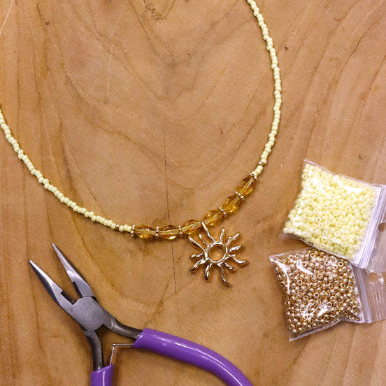 DIY pakket - lichtgele ketting met zon bedel