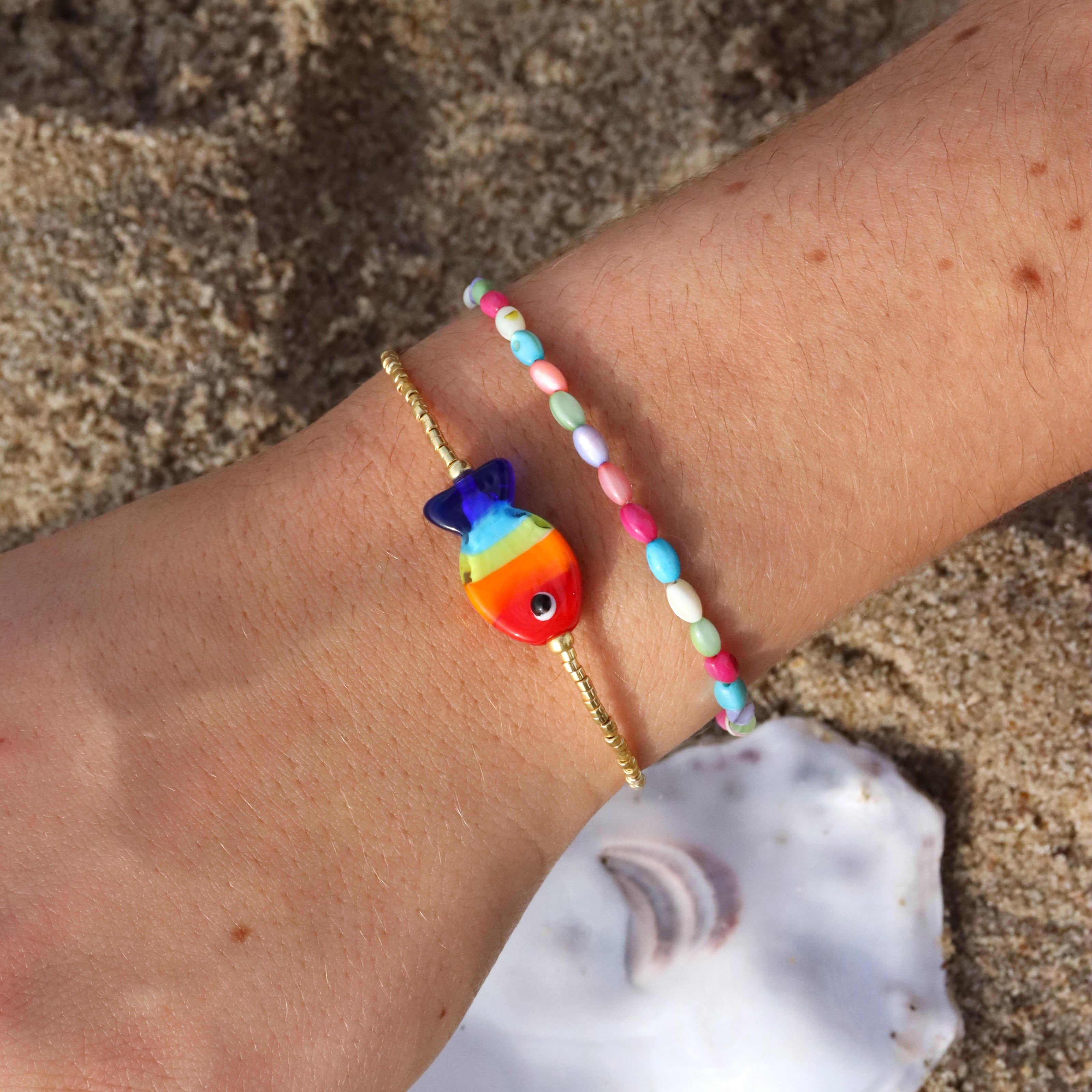 Kralenarmband gekleurde schelpjes