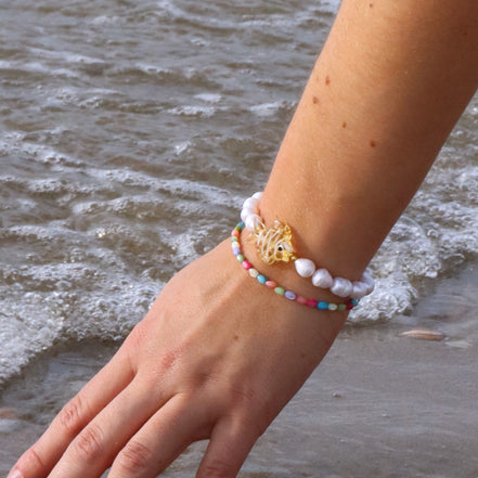 Parel armband met glazen vis