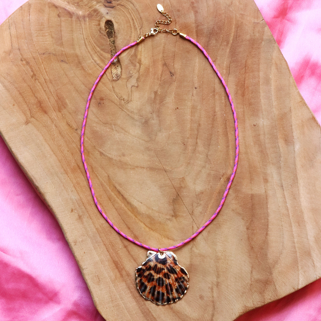 Koord ketting met panterschelp - roze