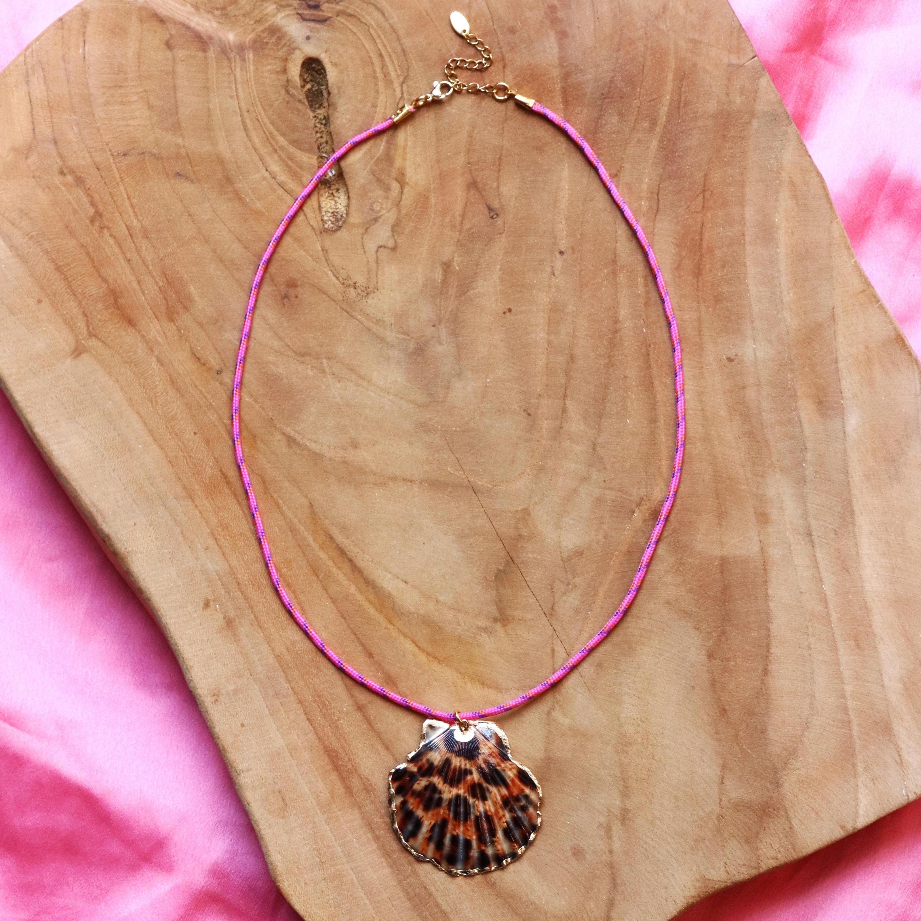 Koord ketting met panterschelp - roze
